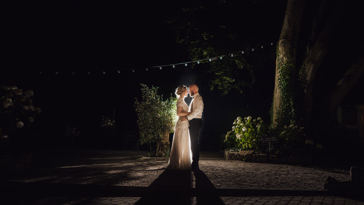 Hochzeitspaar eng umschlungen unter dem Sternenhimmel