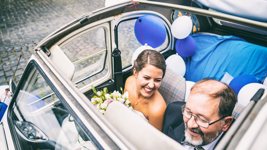 Braut mit ihrem Vater im Auto