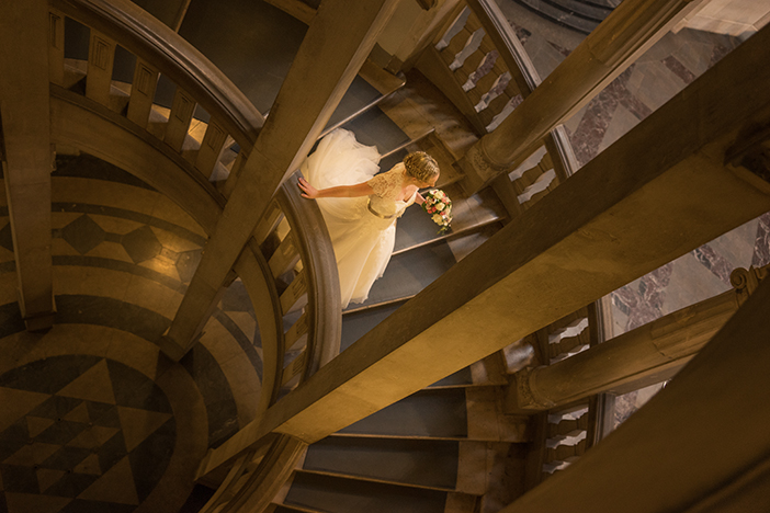 Braut auf der Treppe im Rathaus Hannover