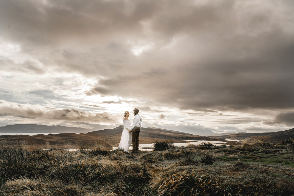 Brautpaar umarmt in Schottland