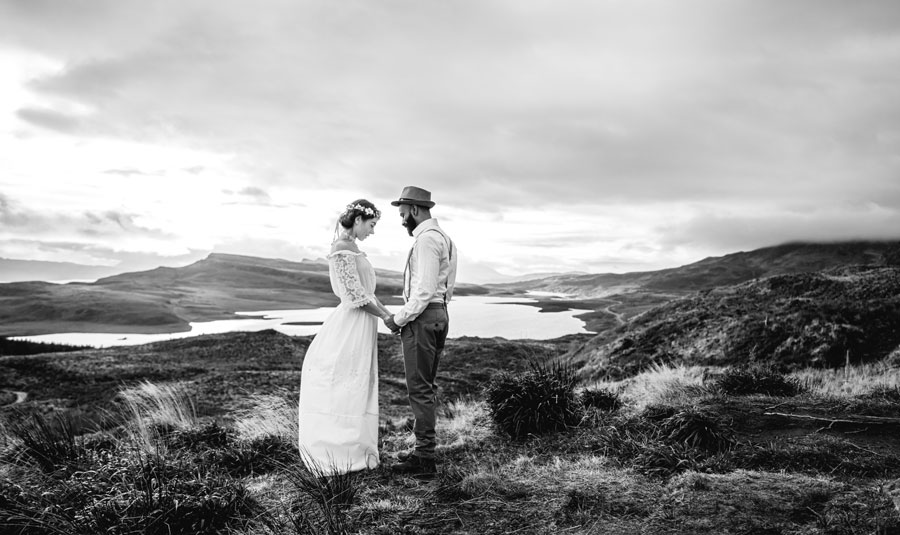 Brautpaar nachdenklich in Schottland
